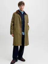 Campera larga de corte clásico, color verde oliva, con cuello de pana en contraste color marrón y cierre frontal de botones. Presenta un diseño funcional con bolsillos laterales integrados y estructura resistente.
