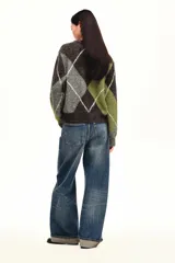 Jersey de cuello pico y manga larga, con estampado de rombos en tonos marrón, verde y gris, y acabados en rib.