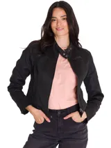 Chaqueta estilo motoquera de Caterpillar, confeccionada en sarga encerada. Presenta cierre frontal metálico, cuello con cierre a presión, bolsillos laterales con cremallera y puños con cierre. Incluye etiqueta con logo en el pecho.