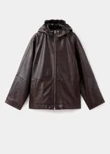 Chaqueta de cuero de napa marrón oscuro, de diseño oversize, con capucha ajustable, cierre frontal de cremallera, bolsillos laterales y bajo ajustable con cordón.