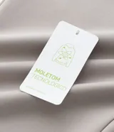 Pantalón jogger deportivo de hombre en color azul, con cintura elástica ajustable con cordón, bolsillos laterales con cierre de cremallera y bajo ajustado con puño elastizado.