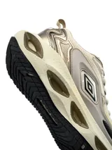Championes deportivos Wilok Umbro de hombre, color negro, con diseño chunky, capellada de malla transpirable con apliques sintéticos y suela robusta con detalles esculpidos.