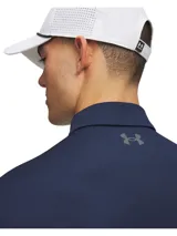 Chomba deportiva Under Armour modelo UA Matchplay Polo, color azul marino, de manga corta y cuello camisero con tapeta de dos botones. Cuenta con logo de la marca en el pecho.