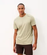 Remera deportiva de hombre Get Over con tecnología dry, color beige, de corte regular, cuello redondo y manga corta. Presenta detalles reflectantes en los hombros y tejido texturizado.