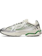 Championes deportivos de diseño retro-futurista, con base de malla color crema y superposiciones de cuero sintético metalizado plateado. Presenta detalles lineales en color verde y una entresuela robusta de EVA en tono crema con acentos verdes en el talón.
