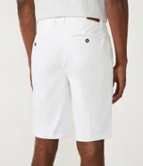 Bermuda masculina de sarga color rosa, corte slim, con bolsillos laterales y cierre con botón y cremallera.