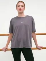 Remera deportiva blanca de manga corta, cuello redondo y corte oversized con tecnología dry fit.