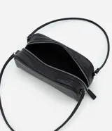 Cartera mediana de diseño rectangular con estructura rígida, confeccionada en poliuretano con textura estilo avestruz. Cuenta con dos asas fijas, cierre superior con cremallera doble y herrajes metálicos en níquel.