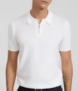 Polo de manga corta para hombre, color blanco, con cuello polo y cierre frontal de cremallera. Presenta una textura tejida sutil en toda la prenda.