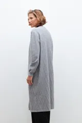 Ruana larga gris melange con estructura zig-zag.