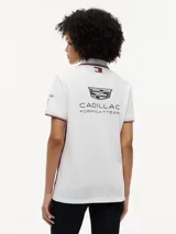 Chomba de algodón elástico color blanco, de corte regular, con cuello polo y cartera de dos botones. Cuenta con ribetes con diseño Global Stripe en el cuello y las mangas, franjas laterales a contratono, y diversos logos de marcas y de la escudería de Fórmula 1 en el pecho y las mangas.