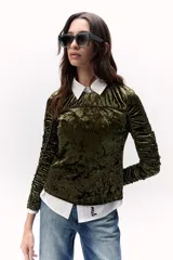 Blusa de terciopelo verde oscuro con estampado abstracto en dorado, cuello camisero blanco y frunces.