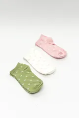 Pack de tres pares de medias cortas tipo ankle con estampado de corazones en colores verde militar, blanco y rosado.