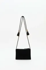 Cartera tipo bandolera de terciopelo negro con bordados artesanales en pedrería dorada y plateada. Cuenta con una correa larga decorada con cuentas y borlas en los extremos, cierre superior y forro interior de algodón.