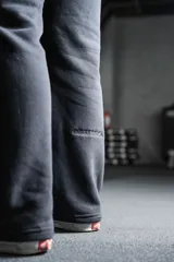 Pantalón de corte recto confeccionado en felpa pesada, con diseño minimalista y bordado de la marca en la pierna.