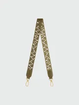 Correa bandolera color verde militar con diseño calado de hojas, terminaciones en cuero y ganchos metálicos dorados.