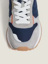 Championes Hoff modelo Delos, con base blanca y suela color caramelo. Capellada combinada en gris, azul marino y naranja.