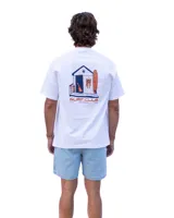 Bermuda de jean celeste con dos bolsillos frontales tipo parche, costuras a contratono y botones de cobre.