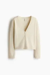 Saco de punto suave con lana, color beige, escote en V, botonadura frontal y ribetes acanalados en puños y dobladillo.