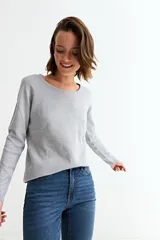 Sweater de tejido fino con acabado metalizado, de corte clásico, cuello redondo y manga larga.