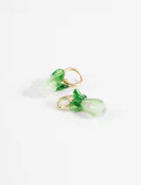 Aros dorados con dije colgante de apio verde y blanco.