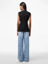 Chaleco largo negro sin mangas con bolsillos delanteros y cierre de botones.