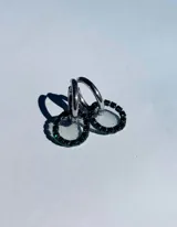 Aros tipo argolla dorados con dije circular de resina transparente y strass color fucsia.