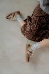 Championes urbanos de diseño acolchado, combinando tonos marrones, beige y detalles metalizados con textura. Cuentan con cordones al tono y suela de goma color caramelo.