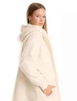 Cardigan de textura tipo corderito, color blanco, con diseño abierto sin botones, capucha amplia y mangas largas con puños de rib elástico. Cuenta con bolsillos delanteros de corte diagonal.