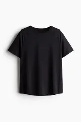 Remera deportiva negra de corte ajustado, cuello redondo y mangas raglán cortas. Confeccionada en tejido funcional DryMove™ que ayuda a absorber el sudor.