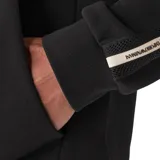Campera deportiva Armani EA7 de color negro con cierre frontal completo y cuello alto. Presenta bandas laterales en las mangas con el logo de la marca y un pequeño parche con el logo en el pecho.