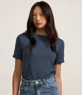 Blusa básica de cuello redondo y manga corta con detalle de dobladillo plegado. Confeccionada en tejido de viscosa con spandex, ofrece un ajuste cómodo y versátil.