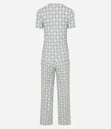 Pijama largo de dos piezas confeccionado en tejido peach touch, con estampado de cuadros y pequeños detalles florales. Incluye una blusa de manga corta con escote en V, frunce en el busto y bordes ondulados, y un pantalón de corte recto con cintura elástica y cordón ajustable.