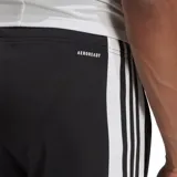 Pantalón de entrenamiento Adidas Squadra 21 para hombre, color negro con tres rayas blancas a los costados. Confeccionado con tejido absorbente AEROREADY y materiales reciclados.
