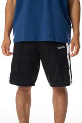 Bermuda deportiva negra de tela satinada con laterales con botones a presión y franja blanca en contraste. Logo Vernal bordado en blanco. Inspirada en la estética de los joggings adidas vintage.