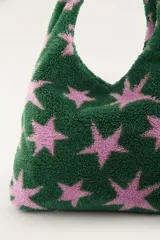 Bolso de felpa color verde oscuro con estampado de estrellas rosadas, con asas integradas y diseño tipo tote.