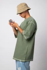 Remera manga corta color lila con costuras blancas a la vista.