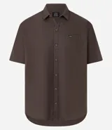 Camisa de corte relajado para hombre, confeccionada en una mezcla de cáñamo y algodón. Presenta cuello inglés, manga corta, cierre frontal con botones y un bolsillo en el pecho con una pequeña etiqueta aplicada.