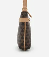 Cartera transversal pequeña con cierre por cremallera, correa larga contrastante y estampa triangular en tonos marrón y negro.