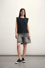 Remera musculosa negra con hombreras marcadas y cuello redondo.