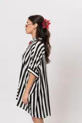 Camisa de rayas blanco y negro, de corte oversize y mangas cortas holgadas.