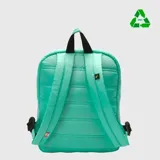 Mochila de diseño acolchado color turquesa, confeccionada con materiales reciclados a partir de botellas PET. Cuenta con un compartimento principal, bolsillo frontal con cierre y correas acolchadas para mayor comodidad. Incluye etiqueta de la marca en la parte inferior.