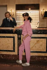 Pantalón deportivo rosa de corte slim, confeccionado en tejido DoubleSoft® con cintura acanalada.