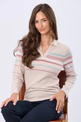 Remera polo de manga larga color beige con rayas horizontales en tonos rosa, blanco y celeste.