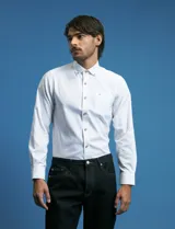 Pantalon denim de corte recto y cinco bolsillos, con cierre de botones y remaches metálicos en tono plata viejo.