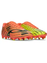 Championes de futbol Under Armour U Shadow Club 4 FG con diseño estampado en tonos naranja, negro y amarillo. Presentan parte superior sintética suave, cordones centrales y suela con tacos cónicos para césped natural.