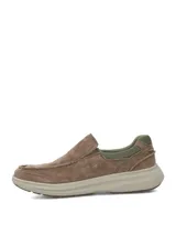 Zapatos tipo slip-on de gamuza en color taupe con detalles en verde militar en el talón y el interior, cuenta con suela de goma en tono beige claro.