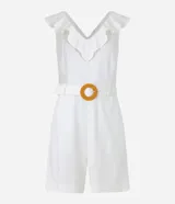 Enterito corto blanco sin mangas confeccionado en viscolino con escote V, espalda descotada con volados en el escote. Posee cinturón con hebilla redonda de ráfia y trabillas en la cintura.