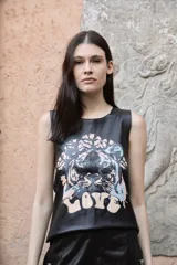 Top negro sin mangas confeccionado en cuero, con escote redondo y estampa frontal de un tigre con la palabra "Love".