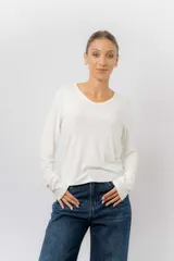 Remera de manga larga con escote redondo levemente abierto, confeccionada en tejido suave, liviano y con elasticidad. Presenta un calce regular y terminaciones limpias.